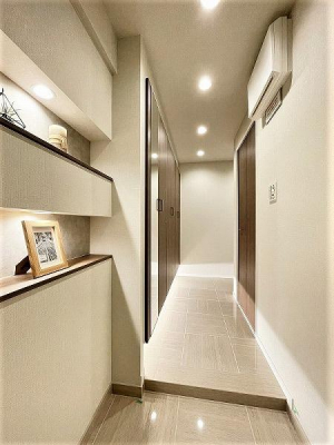 玄関　玄関〜廊下／ニッチ棚や姿見付きシューズクローゼット付、明るくすっきりとした空間