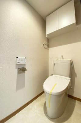 トイレ　トイレ／新規交換済、温水洗浄便座付、吊戸棚付