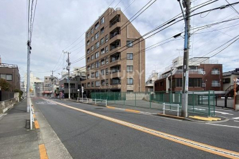 現地外観写真　建物外観（2023.3撮影）／ジェイパーク早稲田、「早稲田」駅徒歩4分、他アクセス複数あります。前面は夏目通りに面し、エントランス前に都営バス停あります。