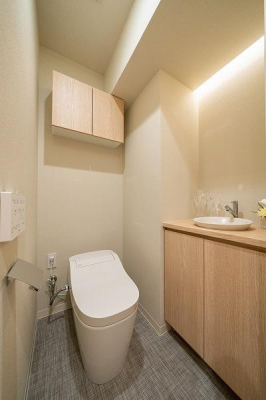 トイレ　トイレ／新規交換済、デザイン性と機能性を兼備したタンクレストイレ、手洗いカウンター付きです