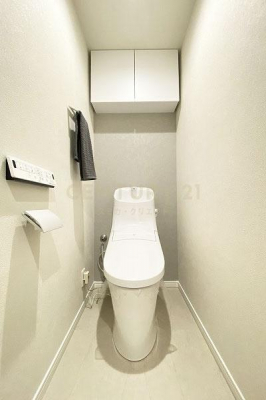 トイレ　トイレ／新規交換済、温水洗浄機能付、手洗い機能付きトイレ、吊戸棚付きです。