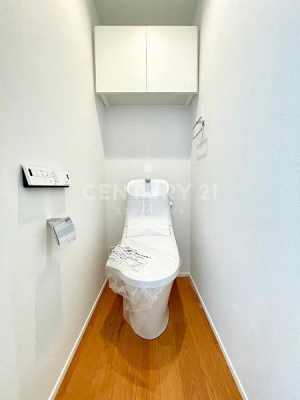 トイレ　トイレ／一体型温水洗浄機能付、手洗い機能付きトイレ、吊戸棚付