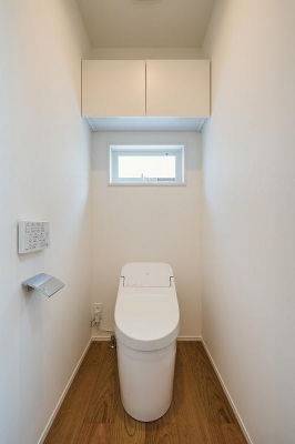 トイレ　トイレ／デザイン性と機能性を兼備したタンクレストイレ、背面吊戸棚付