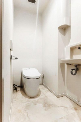 トイレ　トイレ／手洗い器付タンクレストイレ