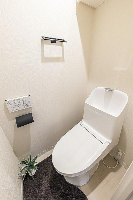 トイレ　トイレ／新規交換済、温水洗浄機能付一体型トイレ・吊り戸棚付