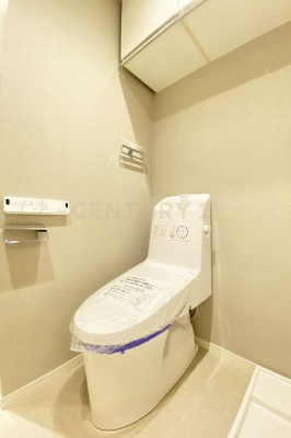 トイレ　トイレ／新規交換済、温水洗浄機能付便座一体型、吊戸棚付
