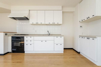 キッチン　３F：システムキッチン／カップボードも同じデザインで統一された広く使いやすいキッチン、ビルトインオープンやグースネック水栓付