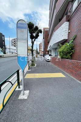 その他　エントランス前のバス停／「柿の木坂二丁目」バス停がエントランス目の前にあります。新代田駅〜長原・馬込経由〜大森駅を利用できます。