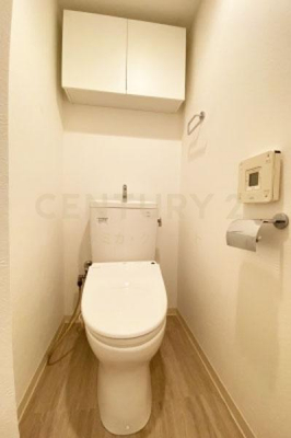 トイレ　トイレ／新規交換済、手洗い機能付きトイレ、吊戸棚