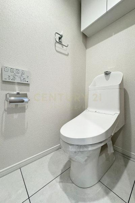 トイレ　トイレ／新規交換済、TOTO製、温水洗浄機能付、手洗い機能付きトイレ、吊戸棚付
