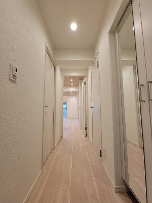 玄関　玄関ホール〜廊下／明るくすっきりとした空間です。