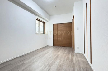洋室　ベッドルーム 約6.4帖／お好きなベッドを置いてお気に入りの一部屋に。