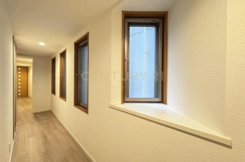 その他　廊下（玄関～リビング）／小窓もあり明るい空間です。
