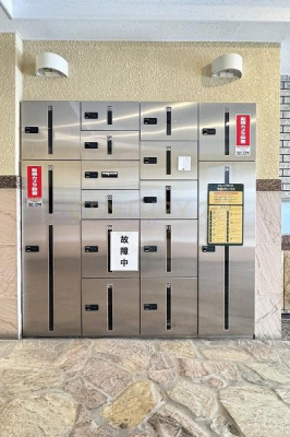 その他共用部　宅配ボックス／お出掛けの際も荷物が受け取れる宅配ボックス付きです。