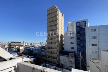 その他現地　建物外観／周辺にはお買い物施設が充実し、暮らしやすい住環境です